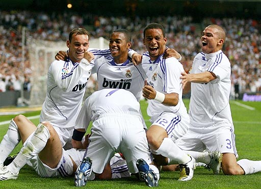 希腊媒：曼联与皇马已经报价奥林匹亚科斯18岁中场穆扎基蒂斯