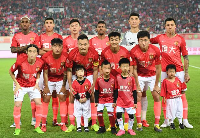 欧冠半场：克瑙夫打破僵局，法兰克福1-0巴塞罗那