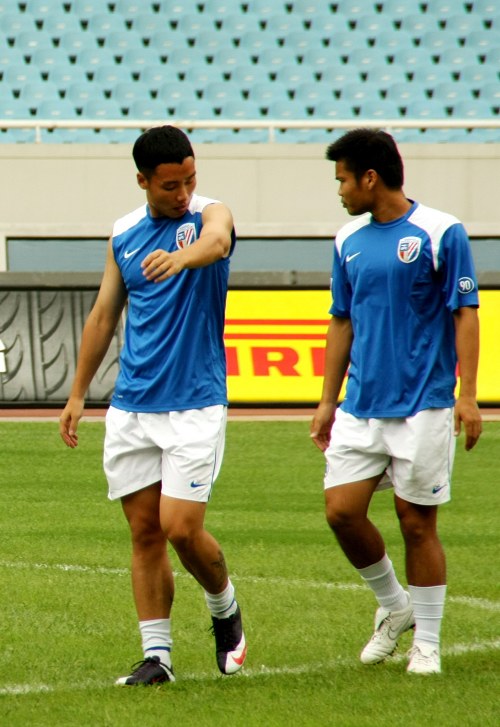 圣诞前夕送温暖，萨卡、马丁内利等阿森纳球员探望生病的孩子（圣诞前夕，萨卡与马丁内利率阿森纳众将探访病童送上温暖）