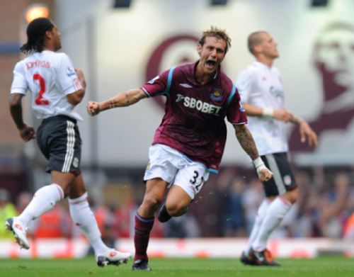 山东泰山今天下午在基地举行球迷开放日，一百多名球迷到场