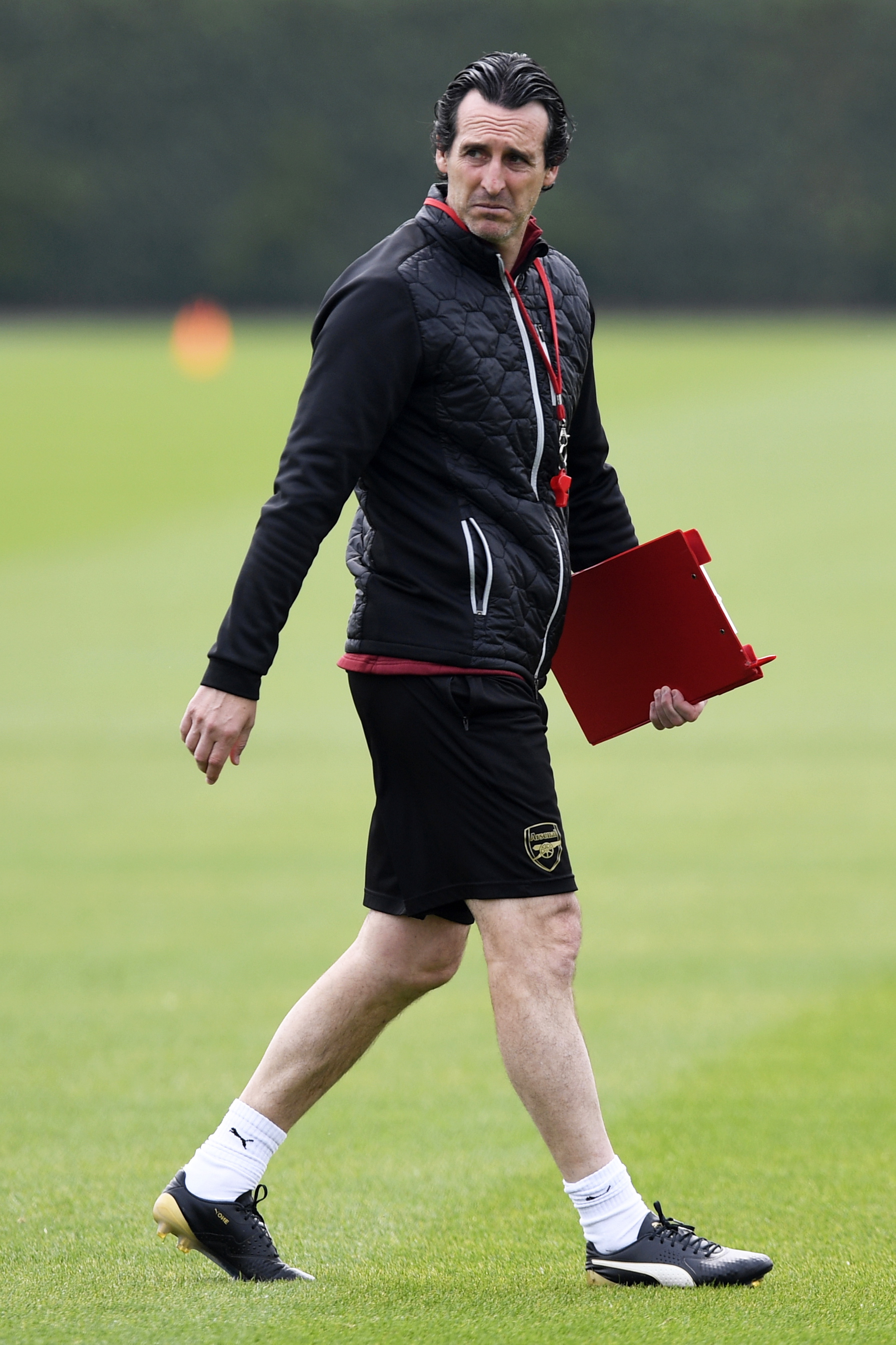 足球国足训练课发生小插曲，球员被逗笑